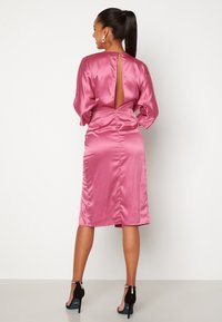 Bubbleroom WRAP SATIN MIDI DRESS - Pouzdrové šaty - pink