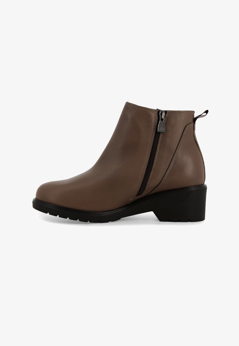 Stivale alla caviglia in pelle marrone con punta arrotondata, cerniere laterali e suola in gomma texturizzata. Presenta un tacco modesto e dettagli di cuciture.