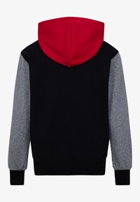 Sudadera con capucha de color rojo, cuerpo negro y mangas grises. Presenta puños y dobladillo inferior acanalados para un ajuste ceñido. Diseño suave y casual.