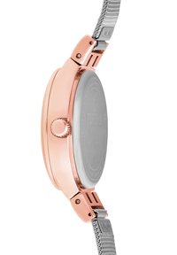 Růžově zlatý kovový pouzdro hodinek s kulatým designem, s stříbrným zadním víkem a texturovaným páskem z nerezové oceli v síťovém stylu. Výrazný detail korunky.