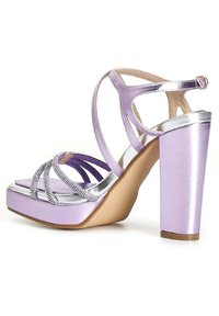 Sandalias de plataforma moradas con acentos plateados, tiras entrelazadas adornadas con rhinestones y un tacón grueso alto. Textura suave.