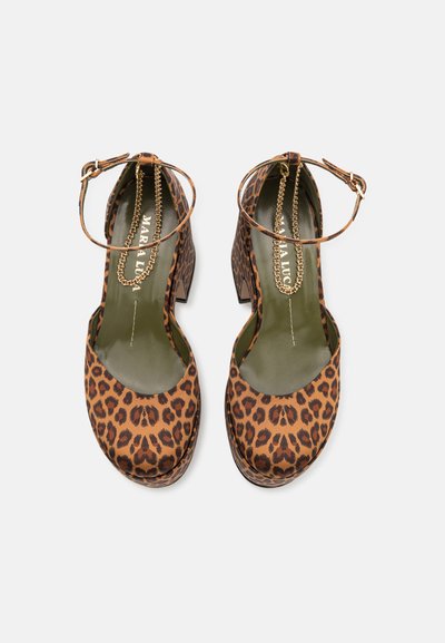Leopardprint hoge hakken met een ronde neus, enkelbandje en gouden kettingdetail. Heeft een gladde, glanzende textuur en een groene binnenkant.