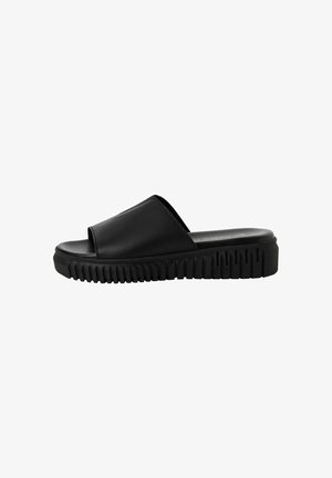 Pantofole nere con un upper sintetico liscio, design con punta aperta e una suola in gomma spessa e rigata per trazione e comfort.