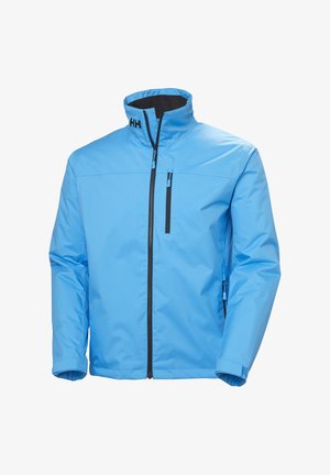 Jasnoniebieska kurtka z wysokim kołnierzem, czarnymi kieszeniami na suwak i gładką, teksturowaną powierzchnią. Posiada logo marki na kołnierzu.