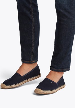 Navy canvas espadrilles met een gevlochten jutezool, voorzien van een gestikt accent rondom de rand en een klein logodetail aan de zijkant.