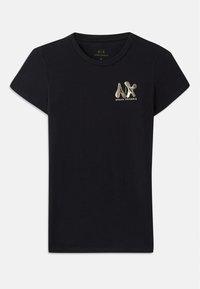 Juodas medvilninis marškinėlis trumpomis rankovėmis, su auksiniu „A|X“ ir „ARMANI EXCHANGE“ logotipu kairėje krūtinės pusėje. Standartinės apvalios kaklo rūšies dizainas.