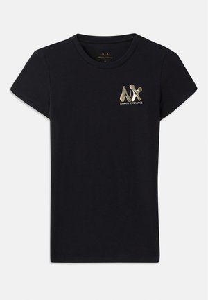 Schwarzes Baumwoll-T-Shirt mit kurzen Ärmeln, mit einem goldenem Logo von "A|X" und "ARMANI EXCHANGE" auf der linken Brust. Standard Rundhalsdesign.