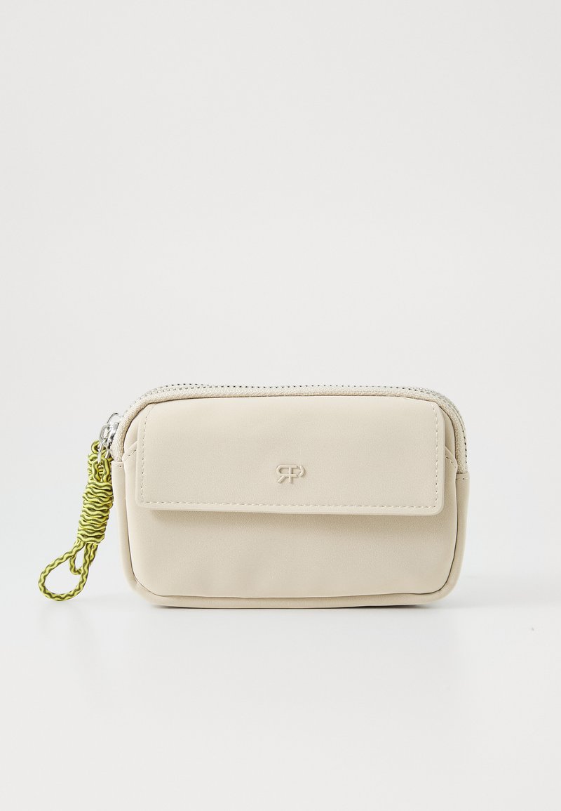Pochette en cuir beige avec fermeture éclair, rabat avant, et tirette en cordon torsadé vert. Présente un logo en relief sur le devant.