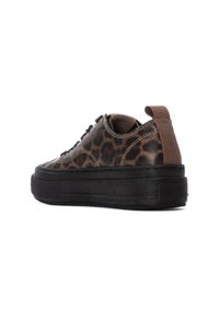 Zapatillas con estampado de leopardo marrón, suela plataforma negra, parte superior de cuero texturizado y bucle trasero reforzado para facilitar su uso.