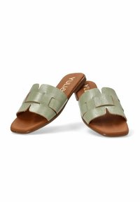 Sandalias deslizables de imitación cuero verde con un upper texturizado que presenta un diseño parecido a un nudo; suelas de goma marrón con forma plana y abierta en la punta.