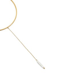 Goldmetal-Choker mit runder, glatter Form. Eine zarte Kette verläuft nach unten und endet mit einem strukturierten weißen Perlenakzent.