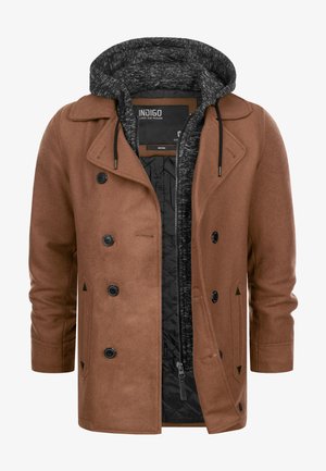 Brun dobbeltbrystet uldfrakke med sorte knapper lagt over en sort og grå lynlås-hætte trøje med snoretræk.