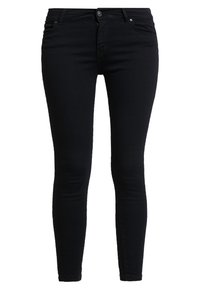 Černé džíny s úzkými nohavicemi z denimu, vybavené zipem a knoflíkovým zapínáním. Mají hladkou texturu a úzký střih.