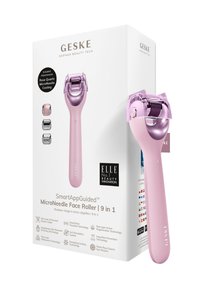 Rouleau facial rose avec une tête à rouler texturée et un manche lisse. Comprend des embouts. La boîte présente les détails du produit et les logos.
