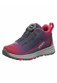 Scarpa da trekking viola e rosa con tomaia in tessuto testurizzato, sistema di allacciatura BOA, suola grigia e dettagli rosa sulla suola esterna. Design leggero.