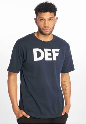 Navyblaue Baumwoll-T-Shirt mit großem weißen "DEF"-Druck auf der Vorderseite, kurzen Ärmeln, Rundhalsausschnitt und einem lockeren Schnitt.