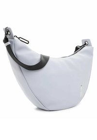 Jasnoszara torebka na ramię w kształcie półksiężyca z czarnym paskiem i zamkiem błyskawicznym, z małym nadrukiem tekstu marki na dolnej stronie.