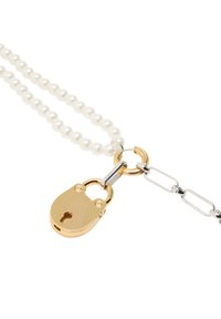 Złota zawieszka w kształcie kłódki łącząca naszyjnik z białych pereł i srebrny łańcuszek na białym tle.