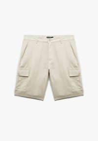 Pantalones cortos de carga beige con bolsillos laterales abotonados, cintura con passadores, cierre frontal con botón y bolsillos frontales inclinados, presentados en plano sobre un fondo blanco.
