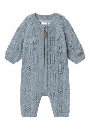 Blauwe gebreide baby romper met lange mouwen, een ritssluiting aan de voorkant en een gestructureerd ruitpatroon door de stof.