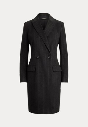 Robe blazer à double boutonnage gris foncé à fines rayures, avec revers crantés et poches à rabats, longueur genou et coupe ajustée.