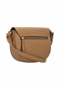Tasche aus braunem Leder in Crossbody-Form mit abgerundeter Form, Klappenverschluss, vorderer Reißverschlusstasche und glatter Textur. Verfügt über einen verstellbaren Trageriemen.