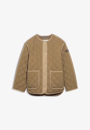 Veste matelassée beige avec des bordures crème, fermeture à pression sur le devant et deux grandes poches avant. Présente un patch logo noir sur la manche.