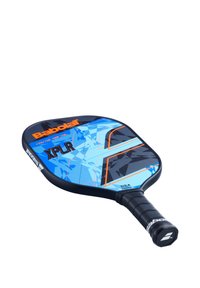 Babolat pickleball paddle med et blått og svart geometrisk design, med et strukturelt grep og fremtrædende branding på ansigtet og håndtaget.
