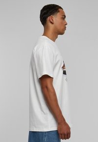 Upscale by Mister Tee PIMP A - Marškinėliai su spaudiniu - white