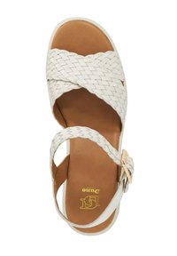 Witte gevlochten leren sandaal met gekruiste bandjes, tan voetbed en gesp-sluiting. Heeft een gladde afwerking en een ronde neusvorm.