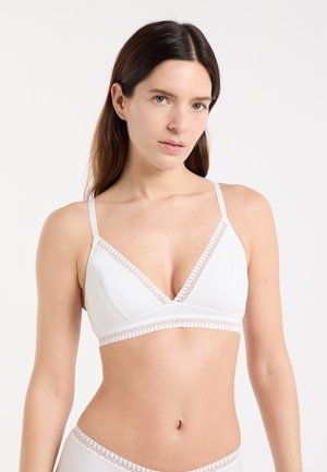 Bralette blanco con diseño triangular, tela suave, ribete de encaje a lo largo del escote y la banda inferior, tirantes ajustables y estilo minimalista.