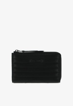 Portefeuille en cuir noir avec un design matelassé, comprenant une fermeture éclair et le logo "PICARD" embossé sur le devant. Forme compacte et rectangulaire.