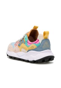 Sneaker multicolore con una combinazione di materiali in suede e mesh. Presenta dettagli nei colori pastello rosa, blu, giallo e verde, e una suola intermedia bianca strutturata.