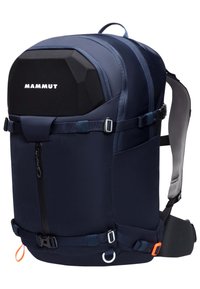 Mörkblå ryggsäck med en hård svart topp, justerbara remmar, dragkedjeficka och slitstarkt material. Har orange detaljer och beslag.