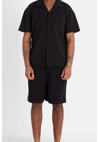 Unselected, black