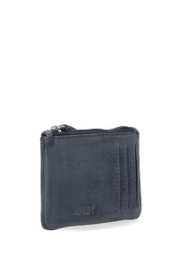 Czarny skórzany portfel o fakturowanym wykończeniu, wyposażony w zamknięcie na zamek oraz pionowe kieszenie na karty z jednej strony. Wytłoczono logo VENEZIA.