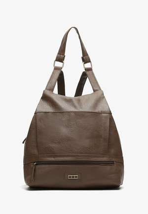 Brun konstläderväska med en texturerad yta, stort huvudfack och en ficka med dragkedja fram. Har justerbara remmar och metalliska accenter.