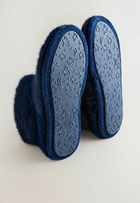 Tummansinisiä tossuja, joissa on pehmeä ja pörröinen päällismateriaali. Kumipohjissa on tähtien ja kuun kuvio, joka takaa pitävyyden. Klassinen, suljettu takamuksen muotoilu.