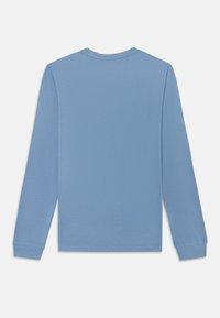 Simpel lyseblå langermet genser med rund hals liggende flatt, som viser baksiden, med ribbestrikkede mansjetter og ingen synlige logoer eller mønstre.