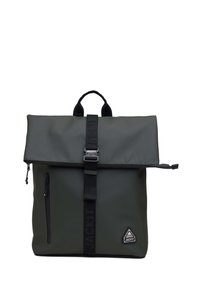 Tummanvihreä rullaselkäreppu, joka on valmistettu vedenkestävästä materiaalista. Repussa on ylhäällä kantokahva, säädettävät olkahihnat, etupuolella vetoketjullinen tasku ja logotunnus.