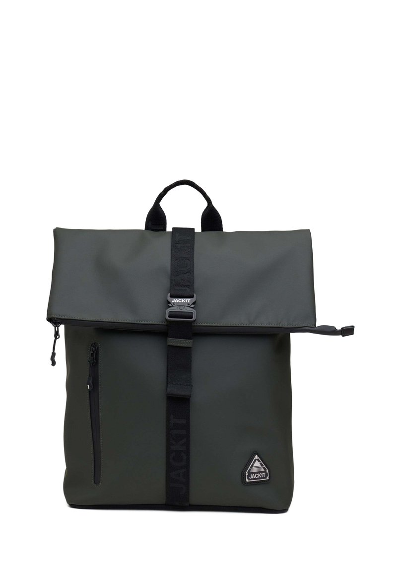 Tummanvihreä rullaselkäreppu, joka on valmistettu vedenkestävästä materiaalista. Repussa on ylhäällä kantokahva, säädettävät olkahihnat, etupuolella vetoketjullinen tasku ja logotunnus.