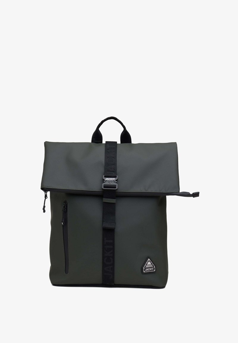 Tummanvihreä rullaselkäreppu, joka on valmistettu vedenkestävästä materiaalista. Repussa on ylhäällä kantokahva, säädettävät olkahihnat, etupuolella vetoketjullinen tasku ja logotunnus.