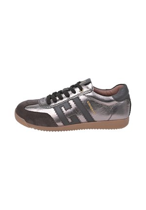 Low-Top-Sneaker mit metallic silbernem Obermaterial, schwarzer Wildlederkappe, schwarzen Schnürsenkeln, seitlichem "H"-Design und brauner Gummisohle.
