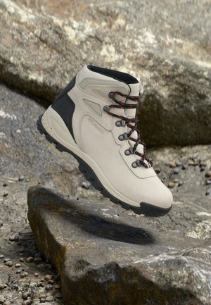 Columbia, NEWTON RIDGE PLUS WATERPROOF AMPED - Zapatillas de senderismo - cloud grey/poppy red