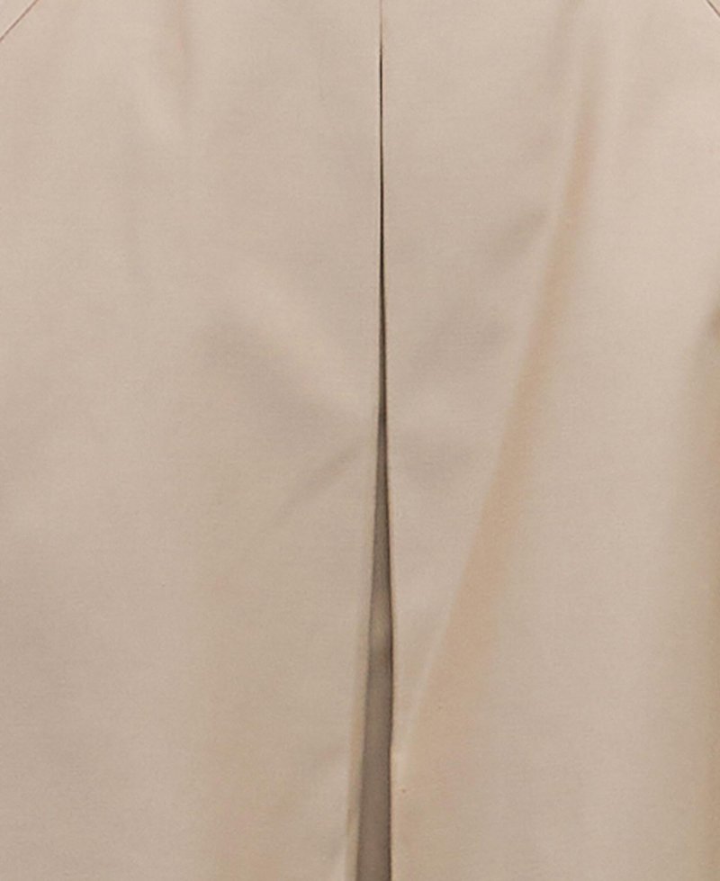 Beige Stoff mit einer klaren, strukturierten Oberfläche, die ein vertikales Schlitzdetail auf der Rückseite aufweist und ein strukturiertes Design bietet.