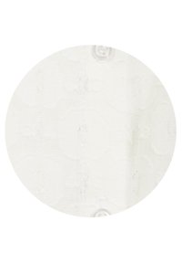 Bílá tkanina s jemným texturovaným vzorem, s hladkým povrchem a leskem. Malý kruhový knoflíkový detail viditelný na okraji.