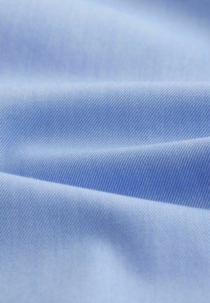 Hellblauer Stoff mit glatter Textur und zarten diagonalen Streifen. Das Material wirkt weich und leicht glänzend.