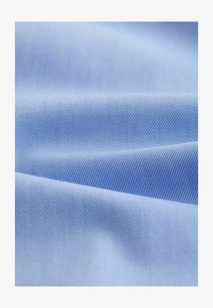 Tessuto azzurro chiaro con una superficie liscia e sottili strisce diagonali. Il materiale appare morbido e leggermente lucido.