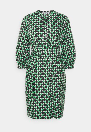 Vestido de estampado negro y verde con mangas largas abullonadas, un cuello alto, una cintura ceñida y un corte hasta la rodilla con diseños circulares.