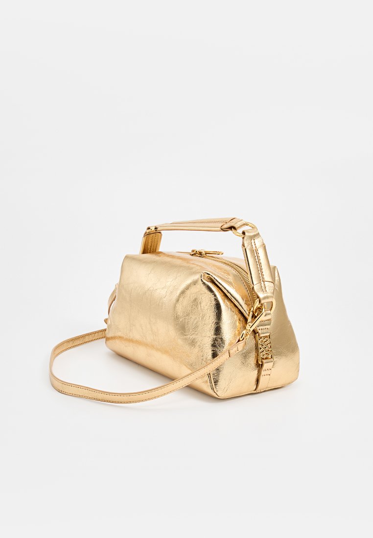 Gouden metallic handtas met een gestructureerde, gebogen vorm. Voorzien van een afneembare schouderband en een handvat aan de bovenkant. Soepele textuur en ritssluiting.